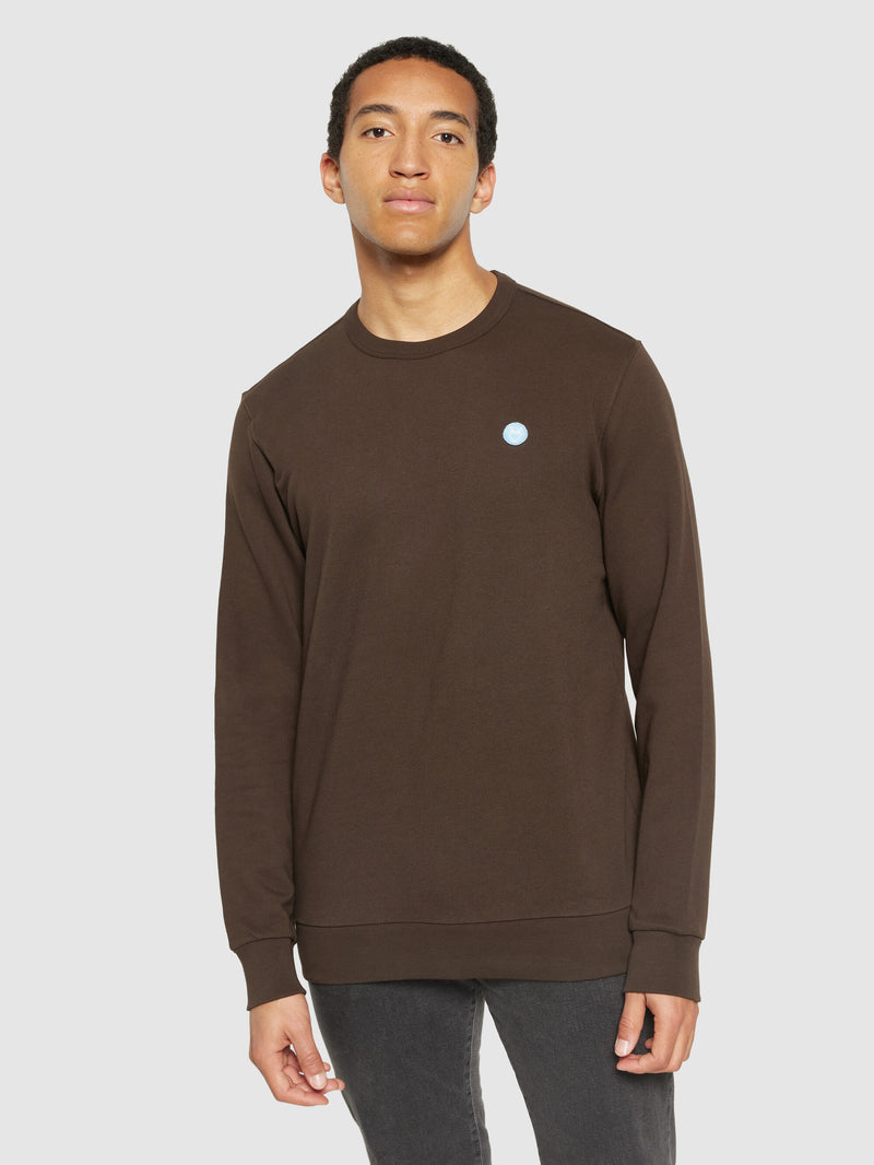 KnowledgeCotton Apparel - MEN Basic badge sweat Sweats 1243 Demitasse (brown)