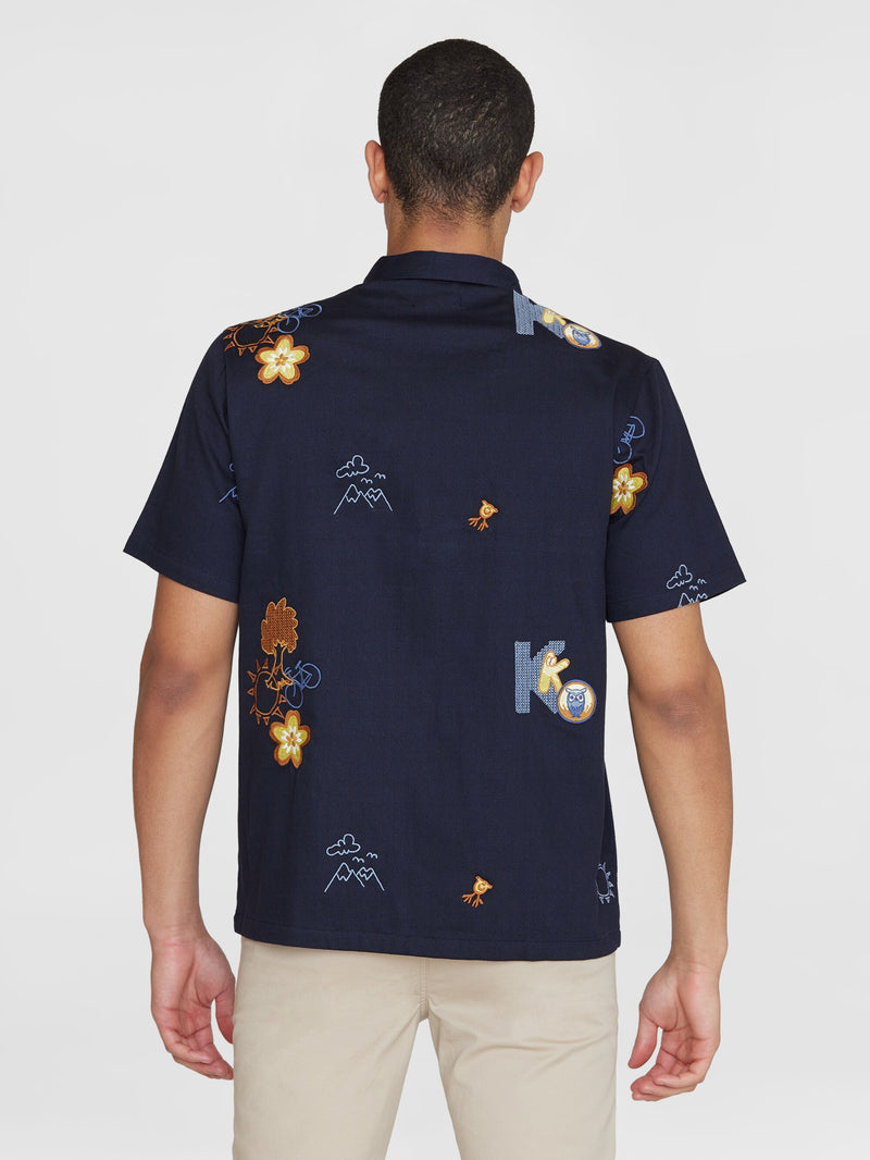 KnowledgeCotton Apparel - MEN Box fit short sleeve shirt with embroidery - GOTS/Vegan Shirts 1412 Night Sky