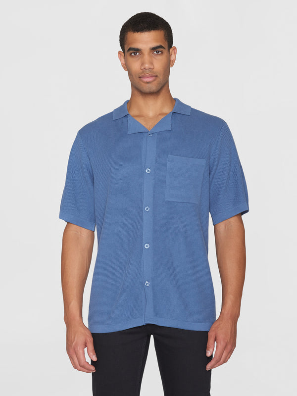 KnowledgeCotton Apparel - MEN Boxy short sleeve structured knitted shirt - GOTS/Vegan Knits 1432 Moonlight Blue
