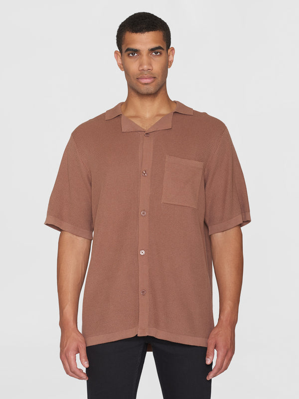 KnowledgeCotton Apparel - MEN Boxy short sleeve structured knitted shirt - GOTS/Vegan Knits 1437 Chocolate Malt