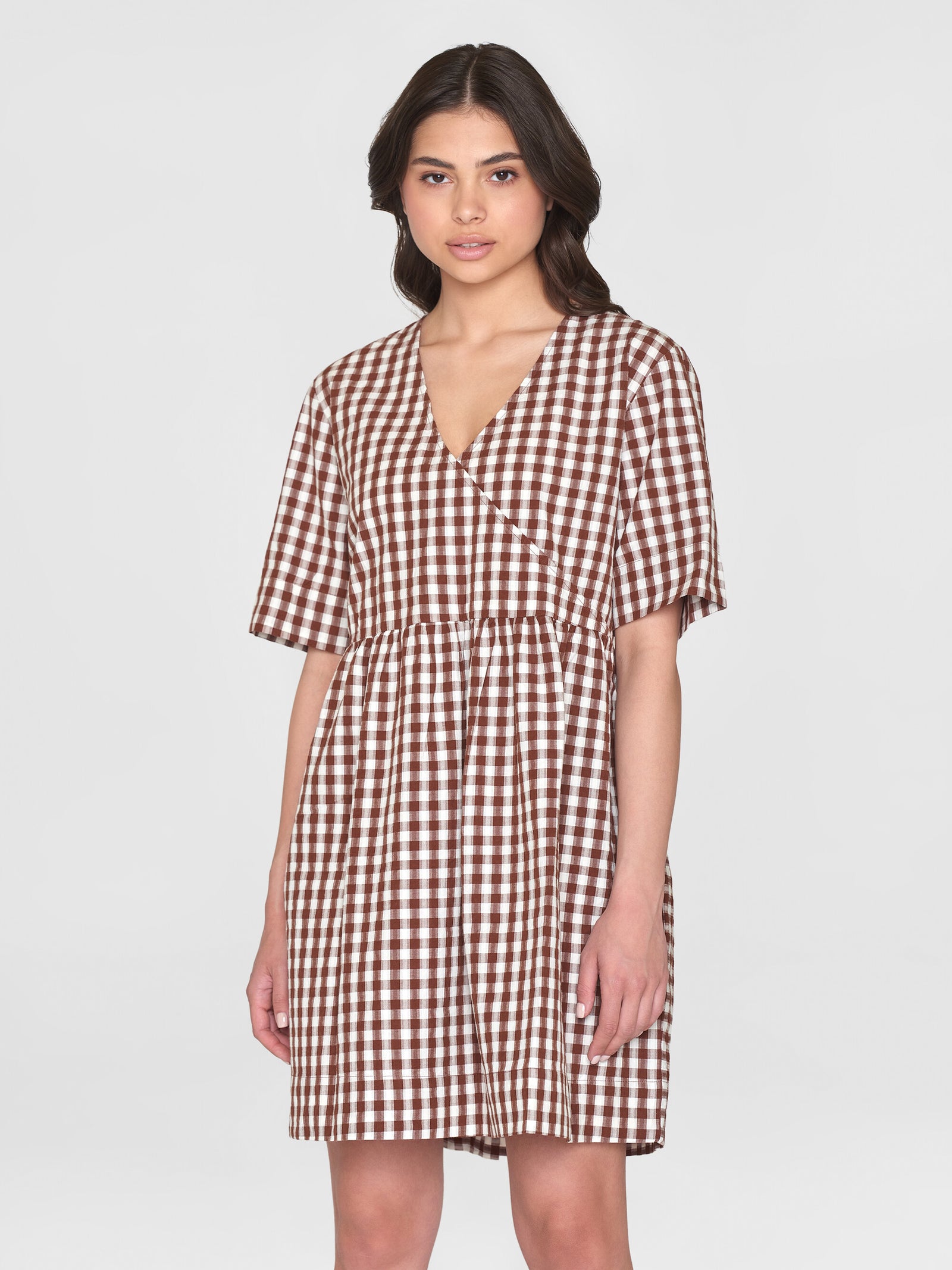 【オンライン限定商品】  Buy Cross over A-shape seersucker checkered dress - GOTS ワンピース