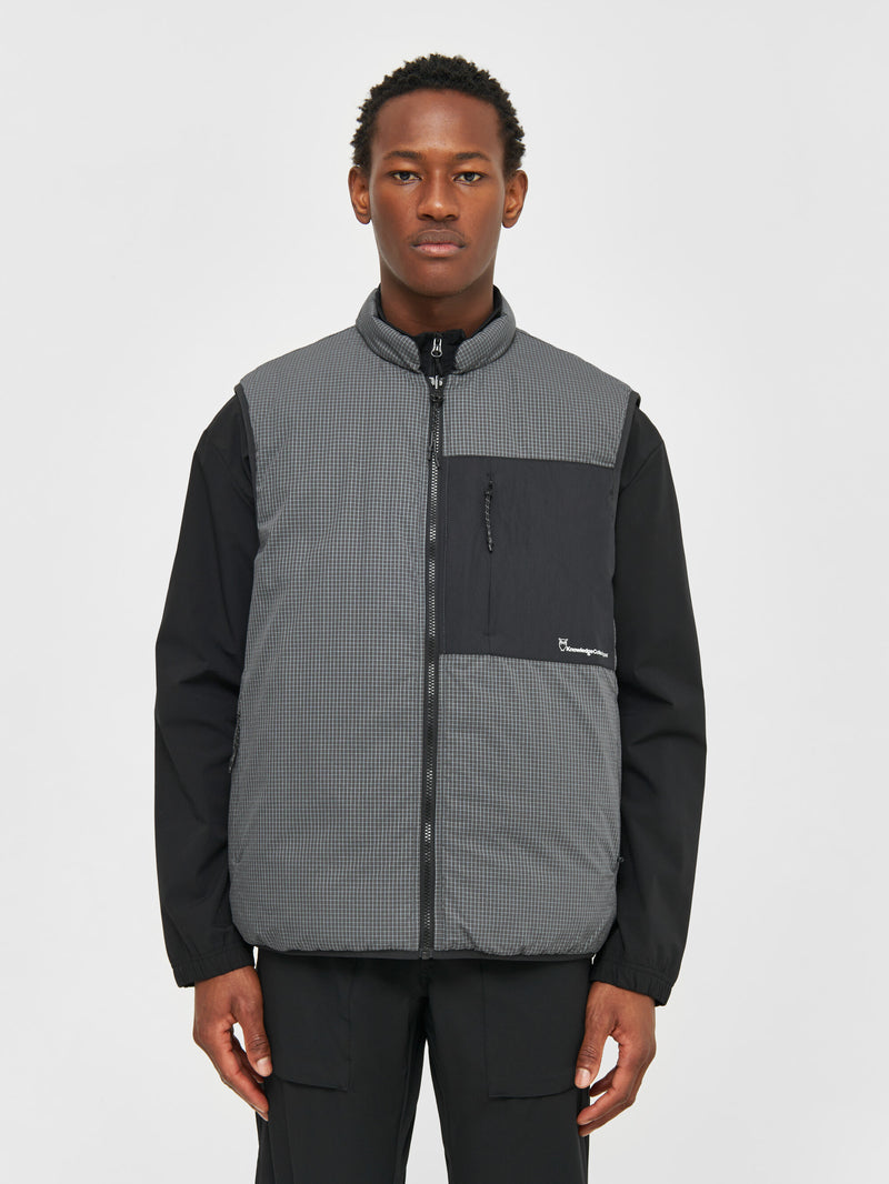 KnowledgeCotton Apparel - MEN Quilted reversable ripstop vest Vests 1402 Gray Pinstripe