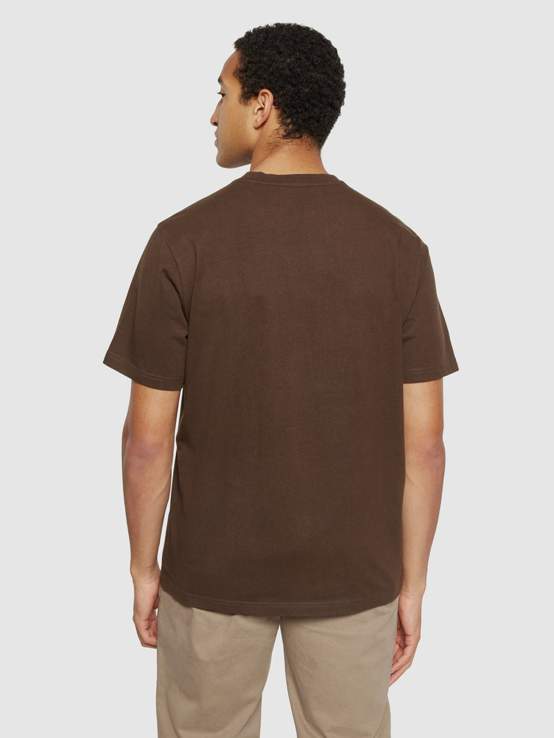 KnowledgeCotton Apparel - MEN Regular fit Badge t-shirt T-shirts 1243 Demitasse (brown)