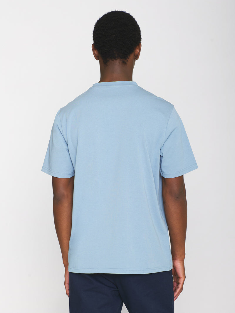 KnowledgeCotton Apparel - MEN Regular fit Badge t-shirt T-shirts 1322 Asley Blue