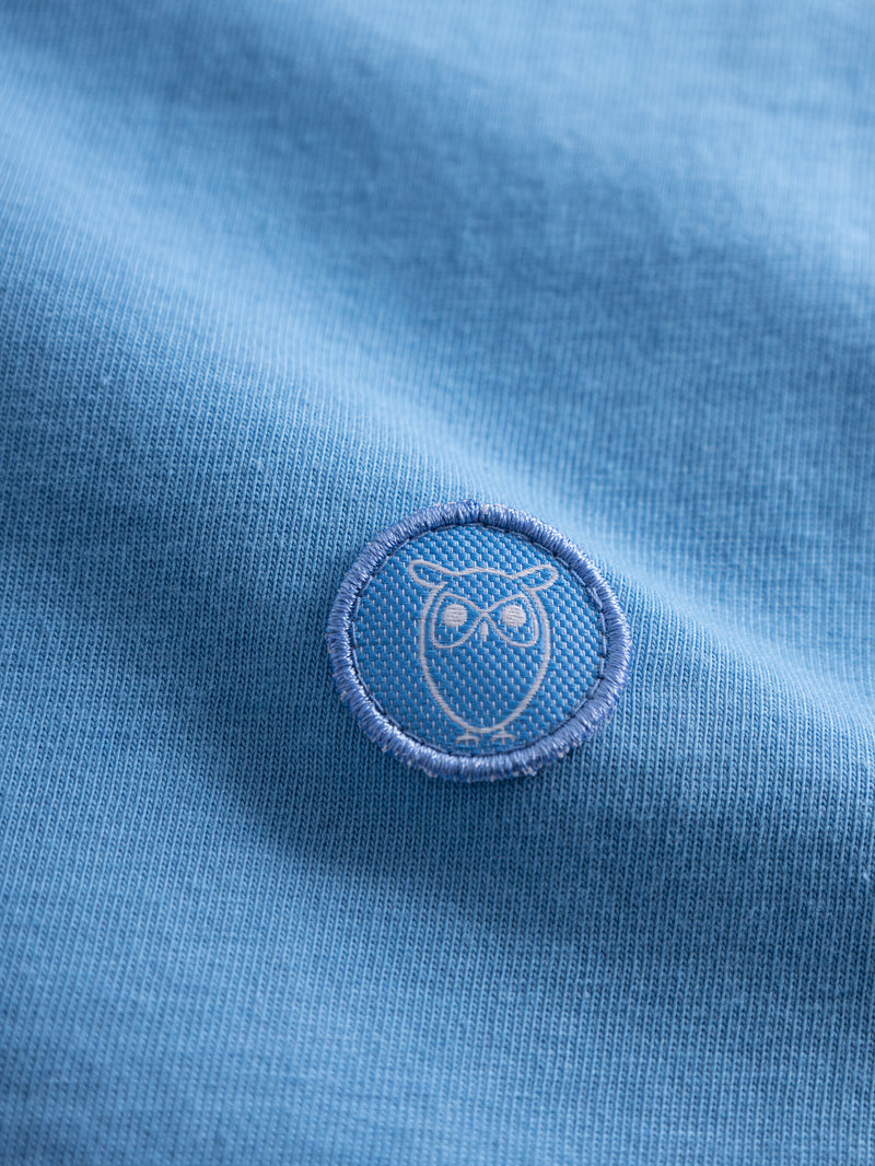 KnowledgeCotton Apparel - MEN Regular fit Badge t-shirt T-shirts 1393 Azure Blue