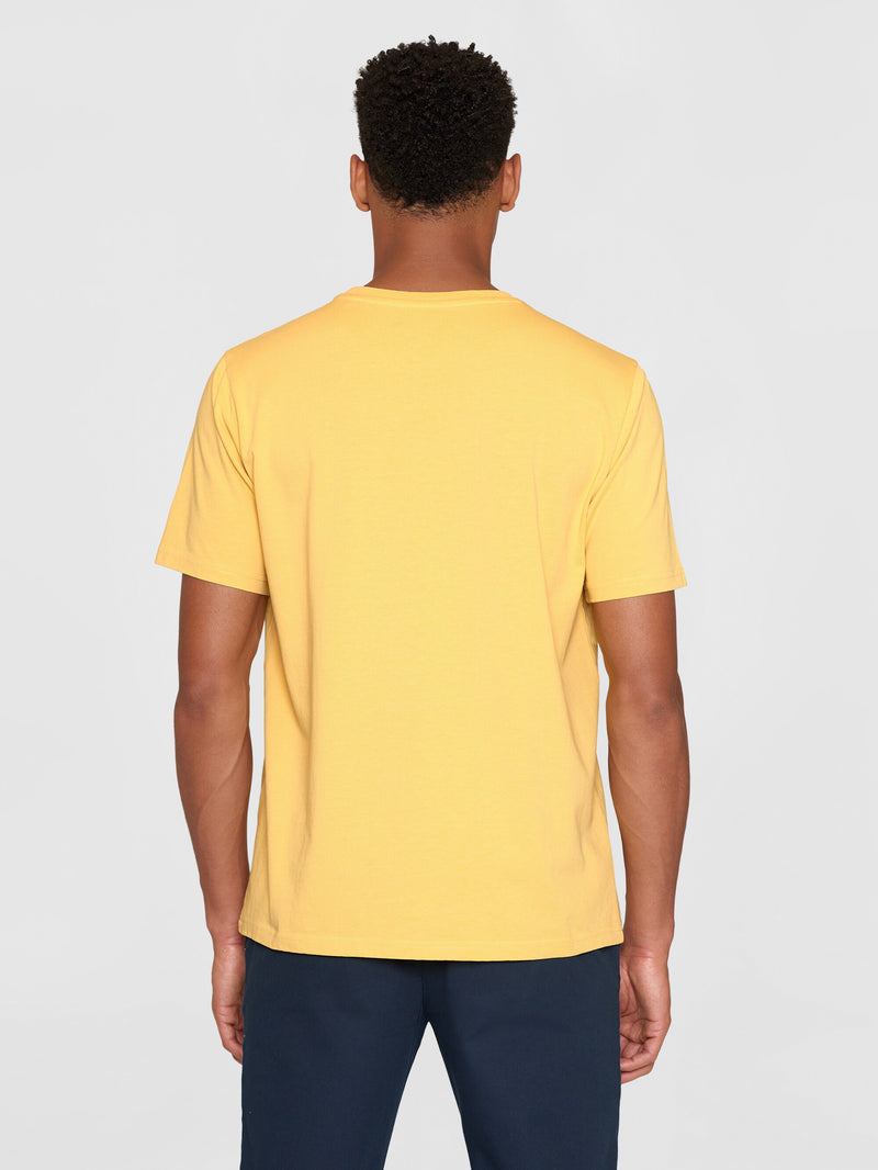 KnowledgeCotton Apparel - MEN Regular fit Badge t-shirt T-shirts 1429 Misted Yellow