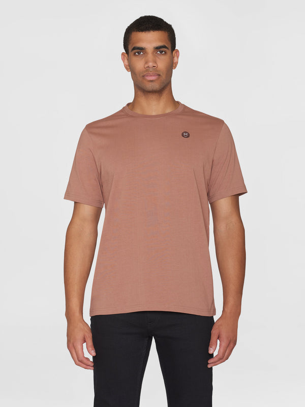 KnowledgeCotton Apparel - MEN Regular fit Badge t-shirt T-shirts 1437 Chocolate Malt