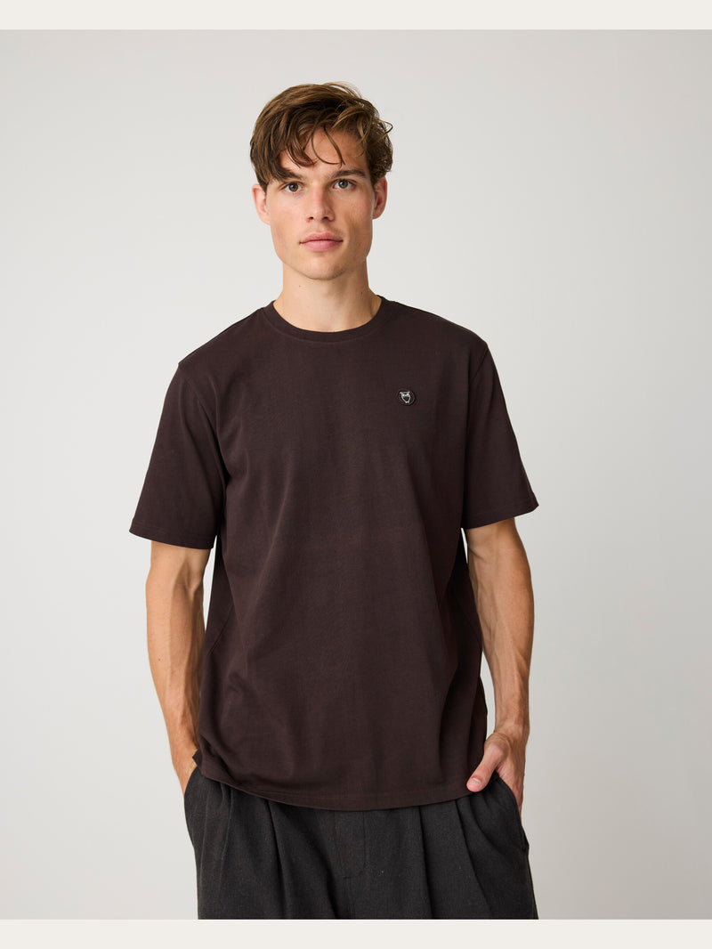 KnowledgeCotton Apparel - MEN Regular fit Badge t-shirt T-shirts 1487 Chocolate Torte