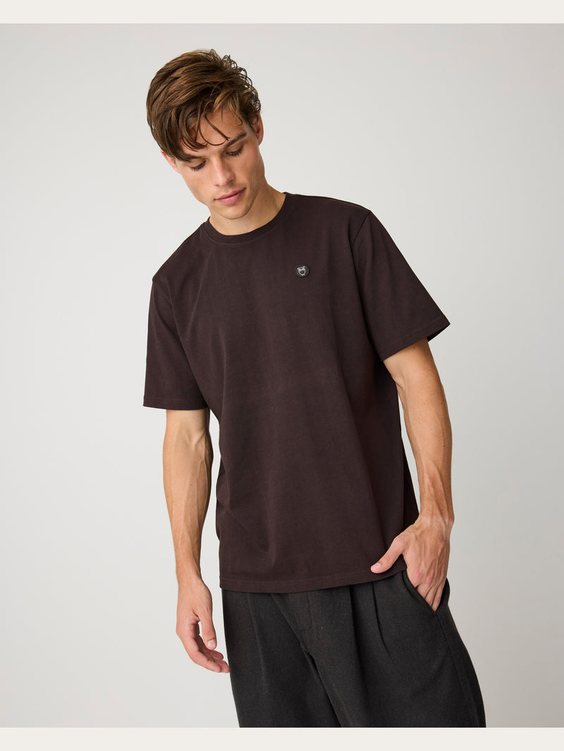 KnowledgeCotton Apparel - MEN Regular fit Badge t-shirt T-shirts 1487 Chocolate Torte