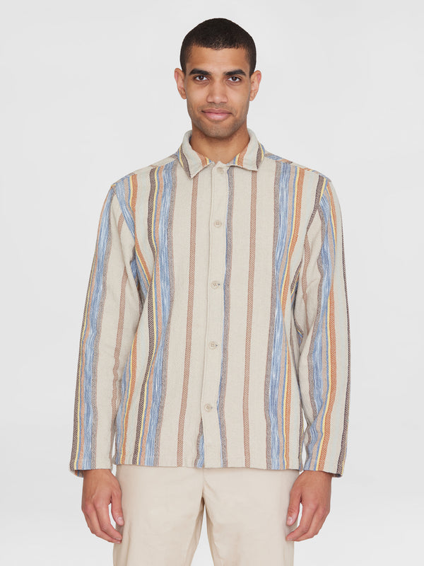 KnowledgeCotton Apparel - MEN Regular woven striped overshirt - GOTS/Vegan Overshirts 8030 Beige stripe