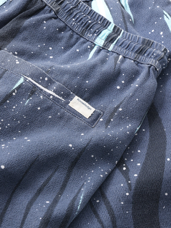 KnowledgeCotton Apparel - MEN Shorts Northern Lights aop - GOTS/Vegan Shorts 9921 Blue