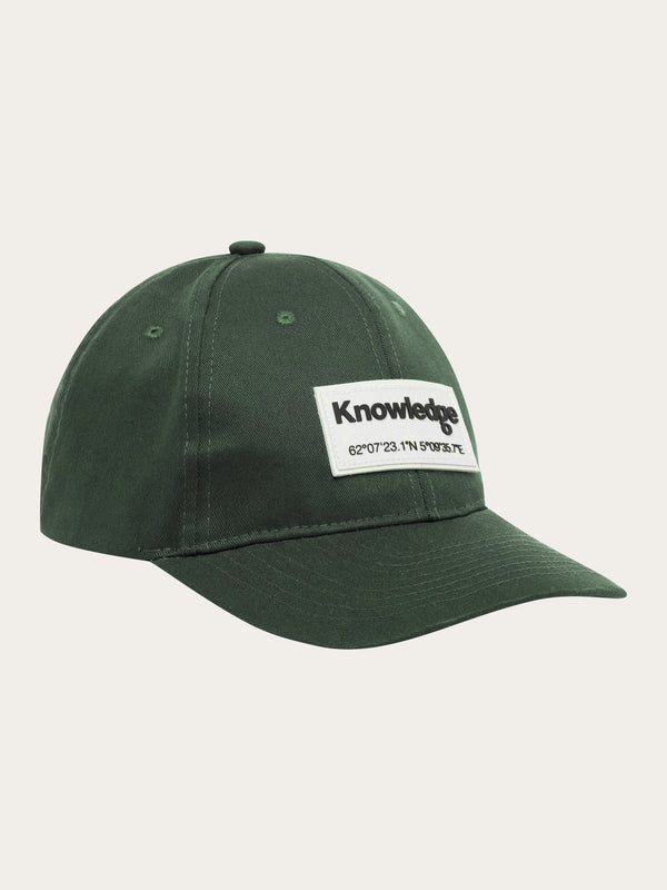 KnowledgeCotton Apparel - UNI Twill baseball cap with siliconebadge Caps 1090 Forrest Night