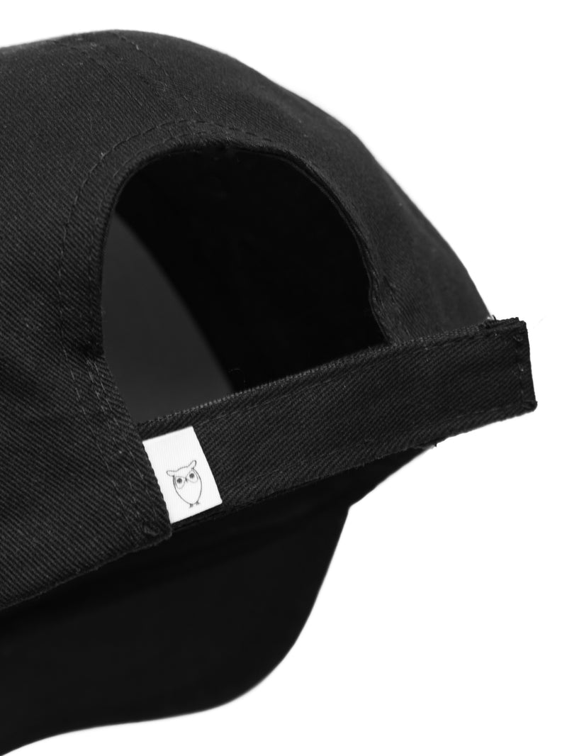 KnowledgeCotton Apparel - UNI Twill baseball cap with siliconebadge Caps 1300 Black Jet