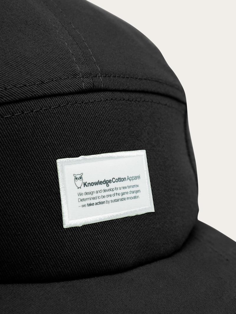 KnowledgeCotton Apparel - UNI Barckley cap with badge Caps 1300 Black Jet