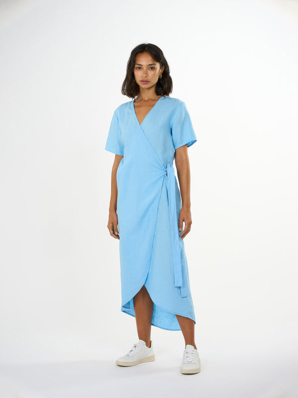 KnowledgeCotton Apparel - WMN Linen short sleeved wrap dress Dresses 1377 Airy Blue