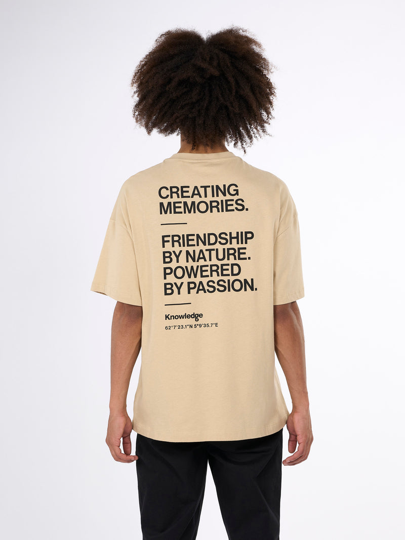 KnowledgeCotton Apparel - MEN Loose t-shirt Creating Memories chest and back print T-shirts 1347 Safari